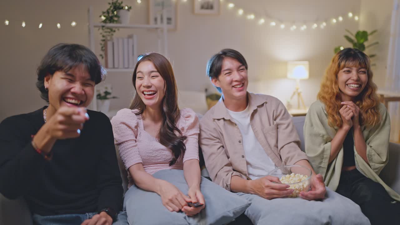 친구 들 이 집 에서 영화 를 보고 있다