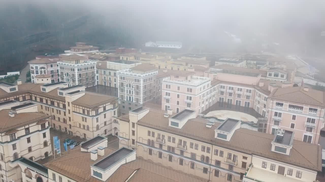 взгляд с воздуха на курортный город в европейском стиле в тумане