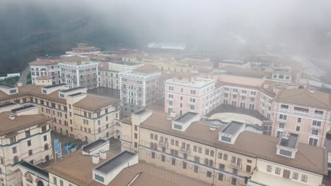 vista aérea de una ciudad turística de estilo europeo en la niebla
