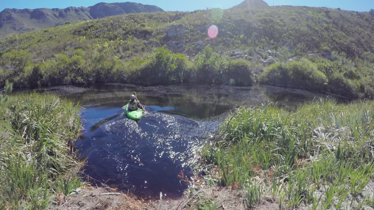 시골 의 호수 에서 카야크 를 타고 있는 여자 4k