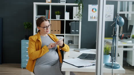 pregnant businesswoman working in the office