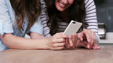 Zwei-Freundinnen-Schauen-Sich-Ihr-Smartphone-An