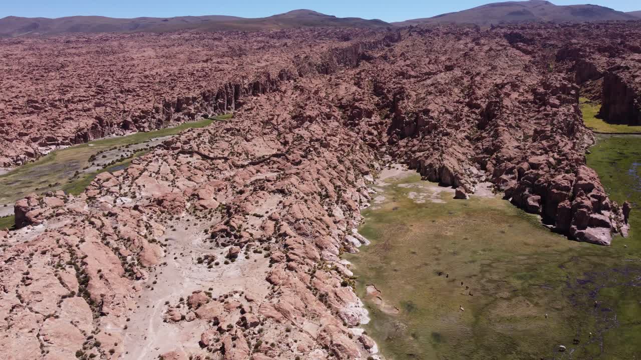 órbitas aéreas paisaje rocoso escarpado único de valle de las rocas