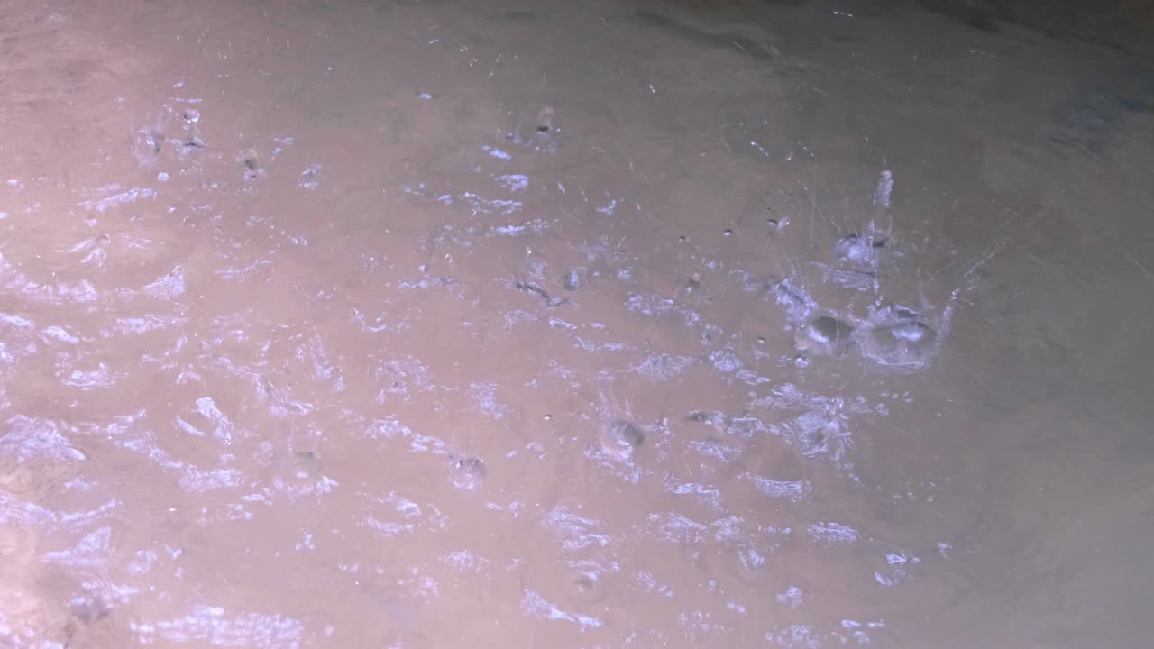 자연 야외 환경에서 물 표면 담수 풀에 떨어지는 물방울, 하이킹 중 차갑고 선명한 식수원