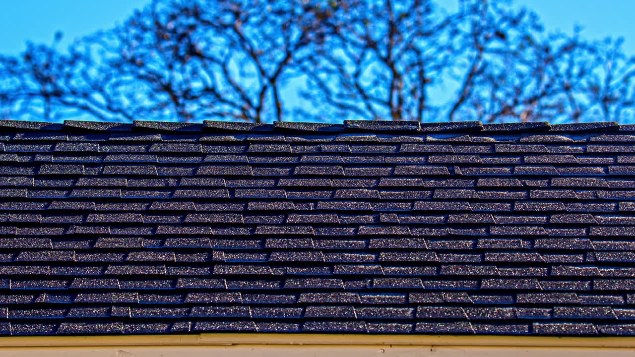 이 나는 아침에 벽돌 지붕 위에서 눈이 녹고 있다