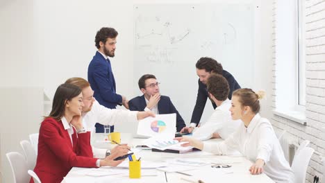 equipo profesional de negocios reunido en la oficina para hablar, discutir el proyecto de negocio