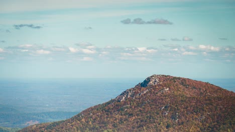 Bewegungszeitraffer-Von-Wolken,-Die-Im-Herbst-über-Dem-Alten-Rag-berggipfel-Im-Shenandoah-nationalpark,-Virginia,-Usa,-Fliegen