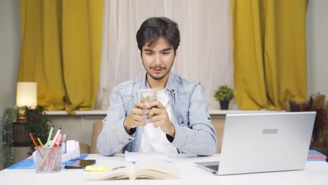 Feliz-Estudiante-Varón-Ganando-Dinero.