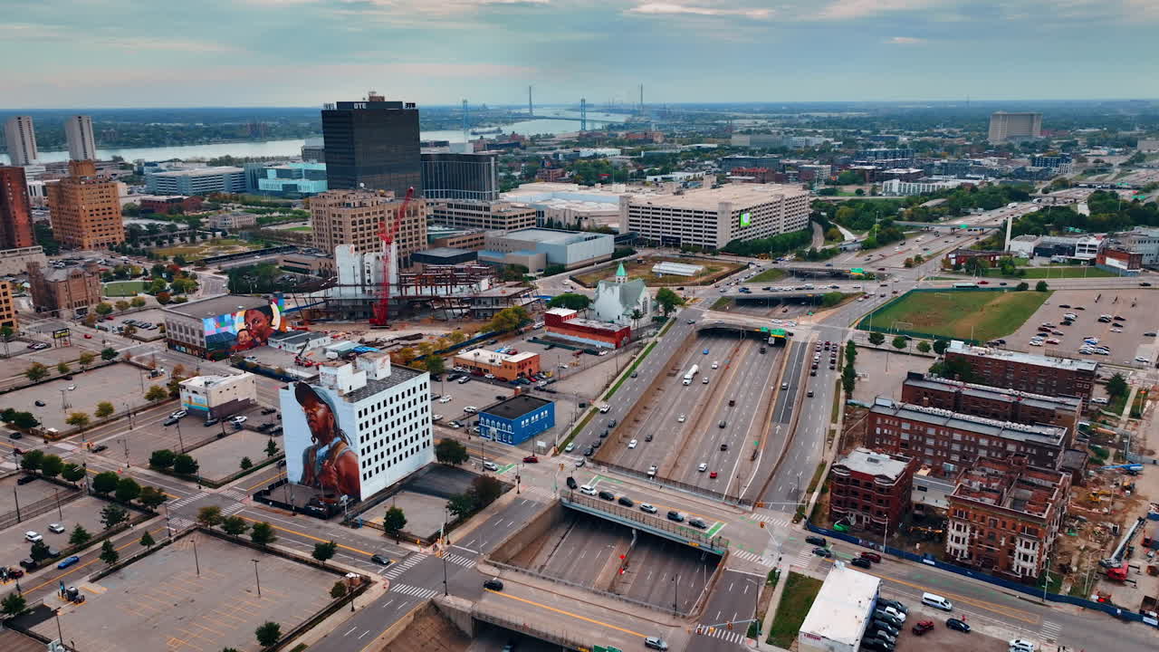 Detroit, USA, 28. juli 2025: Mange biler kjører på den brede motorveien med broer over. Pendling ved moderne Detroit, Michigan, USA. Luftfoto