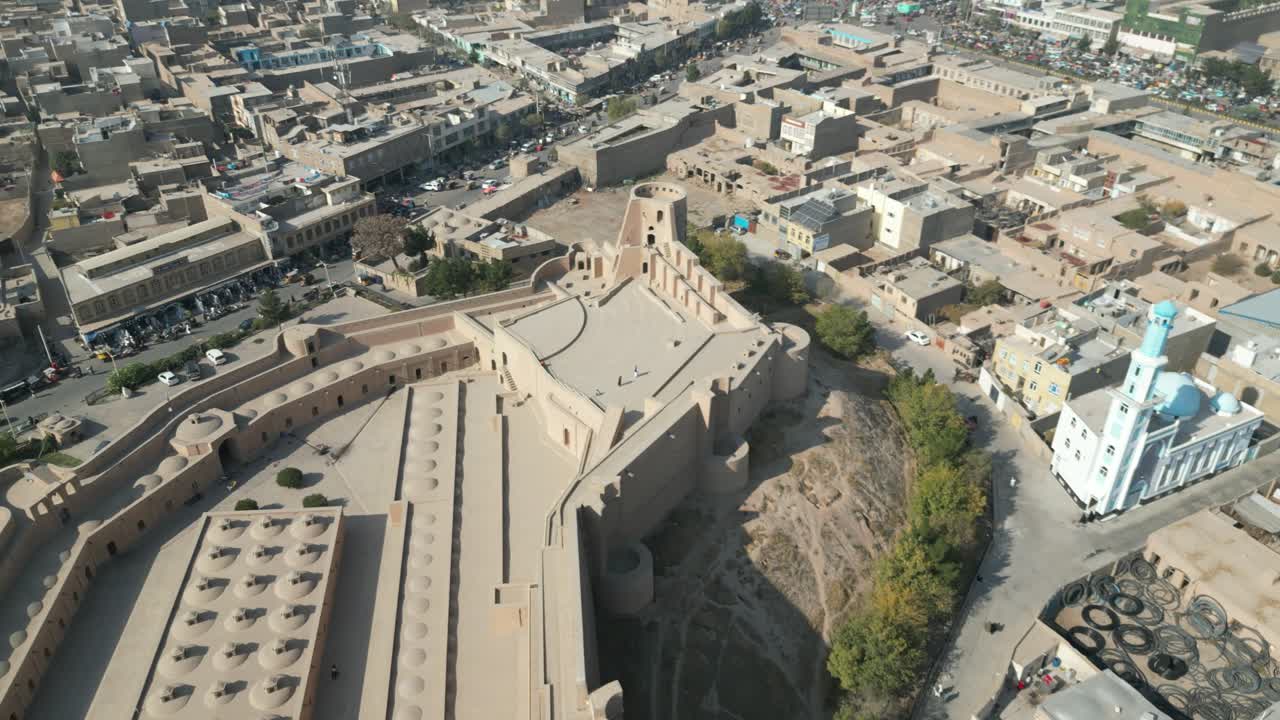 Drone aereo della cittadella di Herat, antica fortezza e grande moschea di Herat. Afghanistan