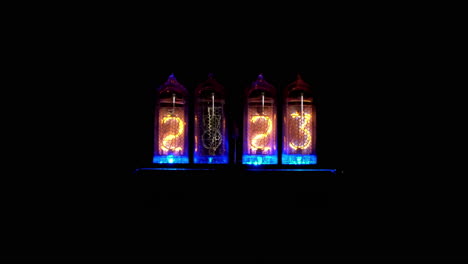 la pantalla digital del tubo nixie cambia de 2:23 a 2:24
