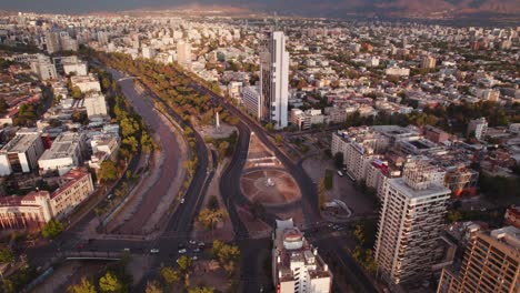 Vista-Aérea-De-Plaza-Baquedano-Y-Centro-Histórico-Y-Centro-Cívico-En-Santiago-De-Chile