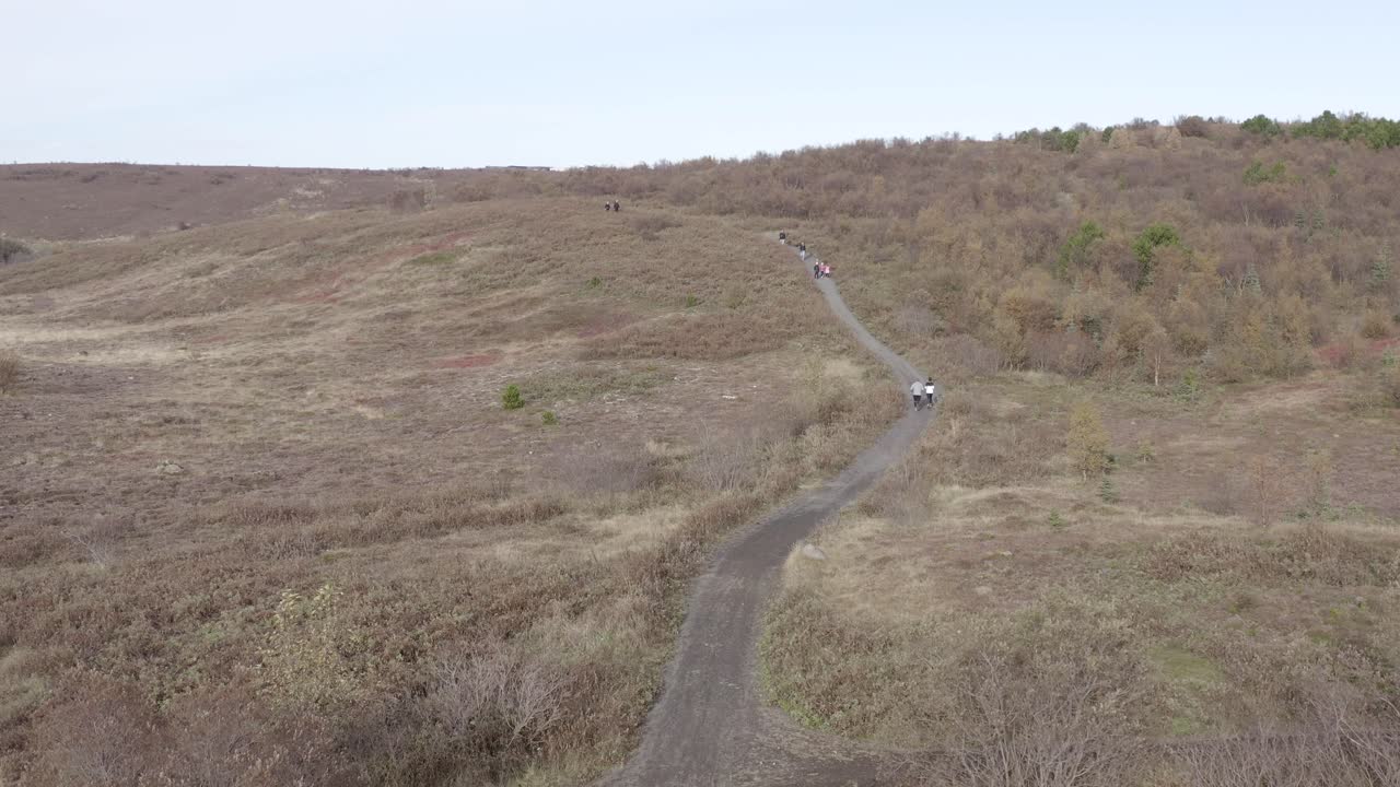 레이캬비크 외곽에 있는 자연 공원으로 가는 길, 하이킹, 공중