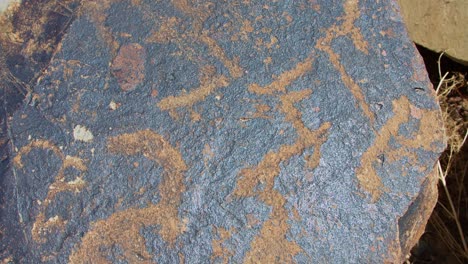 Neolithische-Antike-Schnitzereien-Auf-Schwarzem-Stein