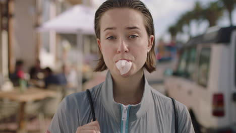 retrato de una joven atractiva soplando chicle sonriendo juguetón