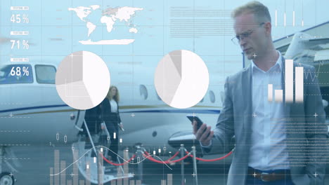 Animación-De-Diagramas-Y-Procesamiento-De-Datos-Sobre-Un-Hombre-De-Negocios-Caucásico-Usando-Un-Teléfono-Inteligente-En-El-Aeropuerto