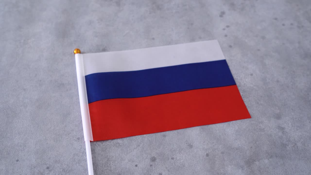 Bandiera della Russia in primo piano su sfondo grigio. Bandiera nazionale russa