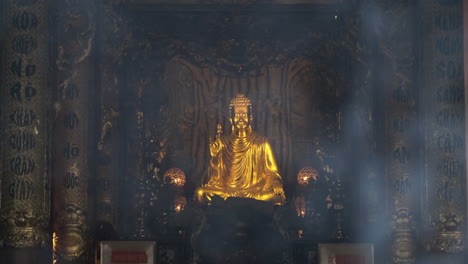 estatua de oro de buda en un templo budista