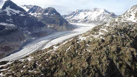 sobrevuelo aéreo junto al glaciar aletsch en wallis, suiza, que es el glaciar más largo de los alpes suizos y europa