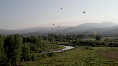 Imágenes-De-Drones-Aéreos-De-4k-Sobre-El-Río-Yampa-Steamboat-Springs-Festival-De-Globos-Aerostáticos-Colorado