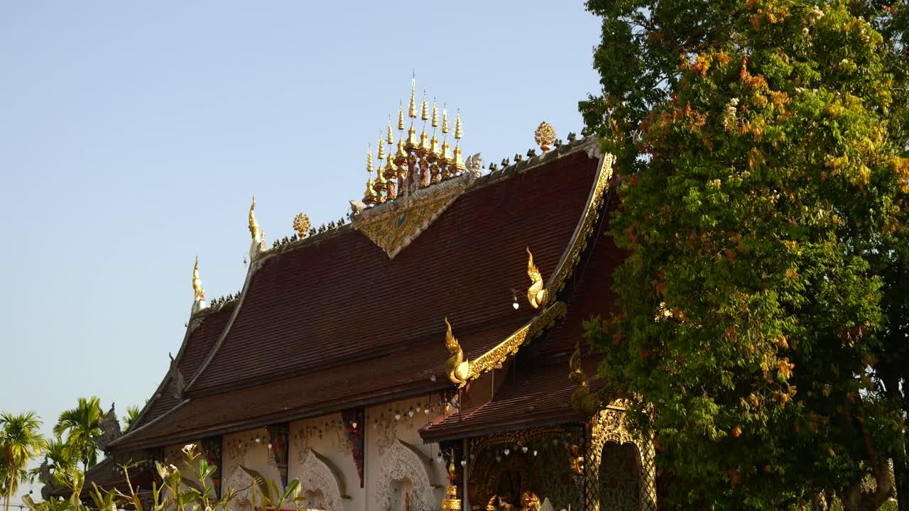 วัดที่สวยงามในประเทศไทยพร้อมลมพัดเอื่อยๆ