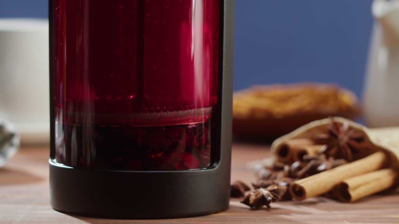 차 비에서 검은 차를 는 클로즈업. 파란색 배경에 뜨거운 허브 음료를 마시는 것