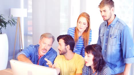 colegas de negocios discutiendo en la computadora