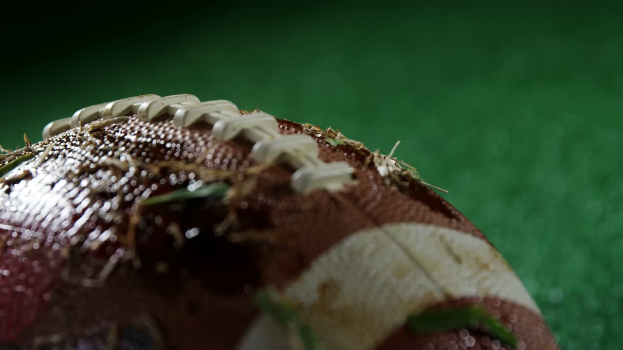 primer plano de una pelota de rugby sucia 4k