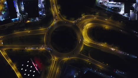 tráfico nocturno de circunvalación vista aérea del avión no tripulado desde arriba. zoom de tráfico ligero