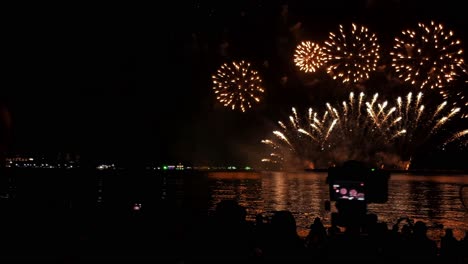 Registros-De-Un-Gran-Festival-De-Fuegos-Artificiales-Durante-Las-Fiestas-De-Fin-De-Año