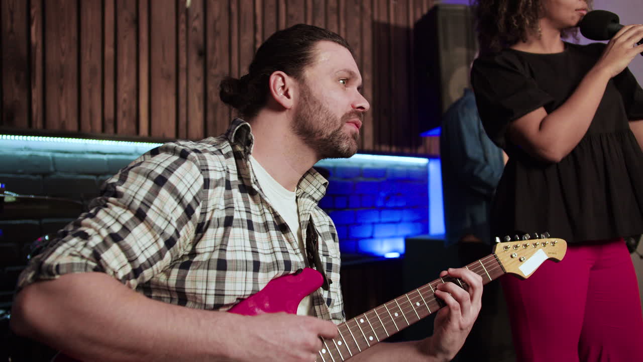 grupo musical en el estudio