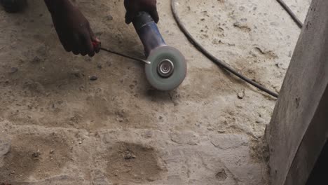 hombre africano archivando una herramienta de trabajo