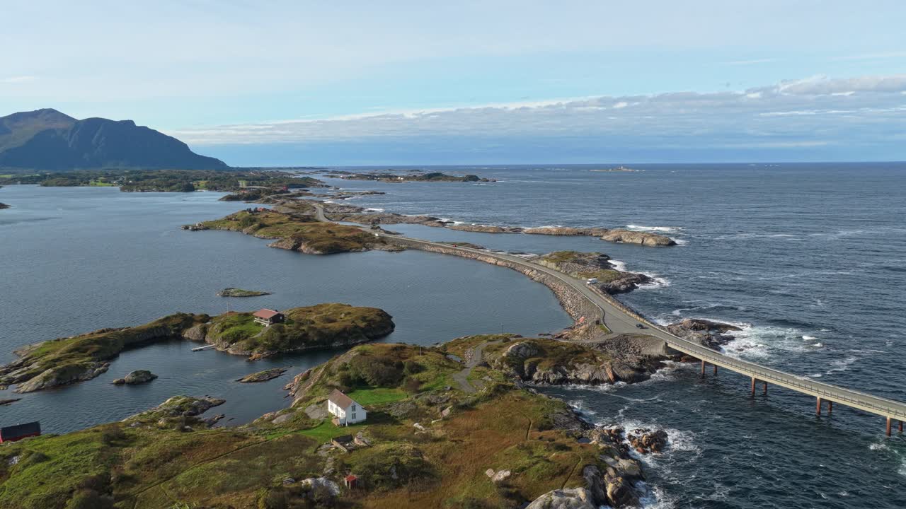 Henkeäsalpaava rannikkoreitti yhdistää maan ja meren Norjassa, dronekuva.