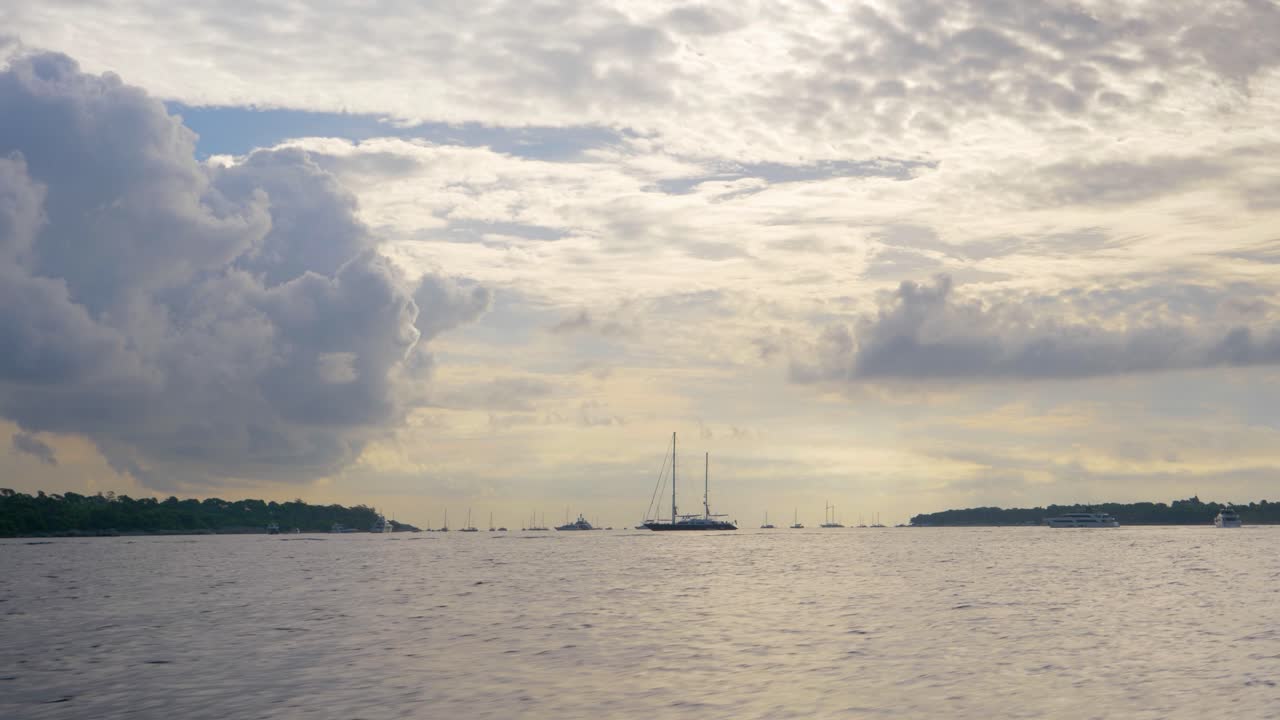 프랑스의 슬로우모션으로 해안의 빠른 보트에서 촬영된 여행