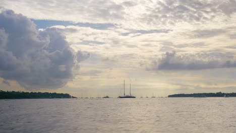 viajando filmado desde un barco rápido de una costa en cámara lenta en francia