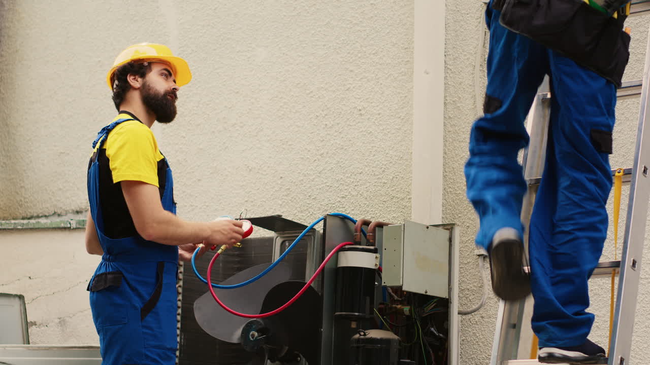 Medarbejdere kontrollerer HVAC-systemet