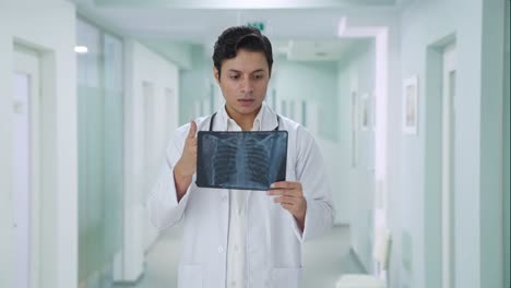 el médico indio se sorprendió después de ver el informe de rayos x.