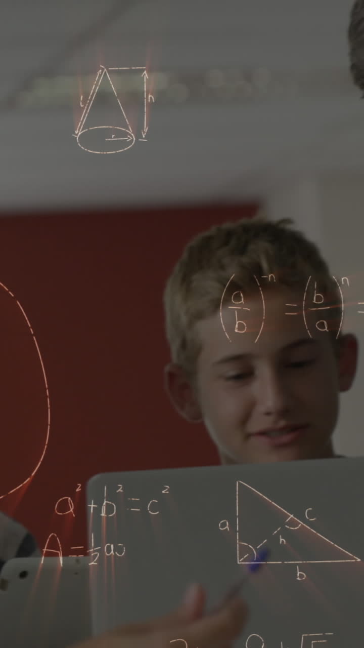 animación de fórmulas matemáticas sobre los estudiantes que usan computadoras