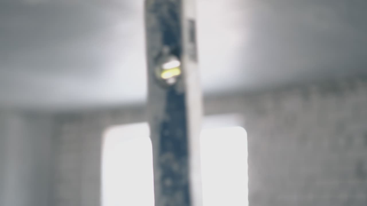 hombre borroso cabeza nuca contra una regla de medición especial grande