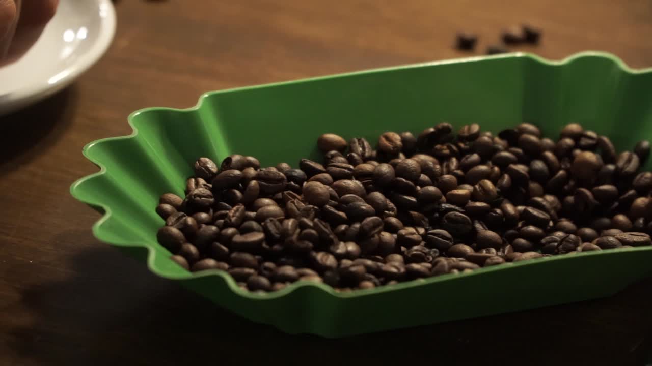 cámara lenta - montón de granos de café recién tostados