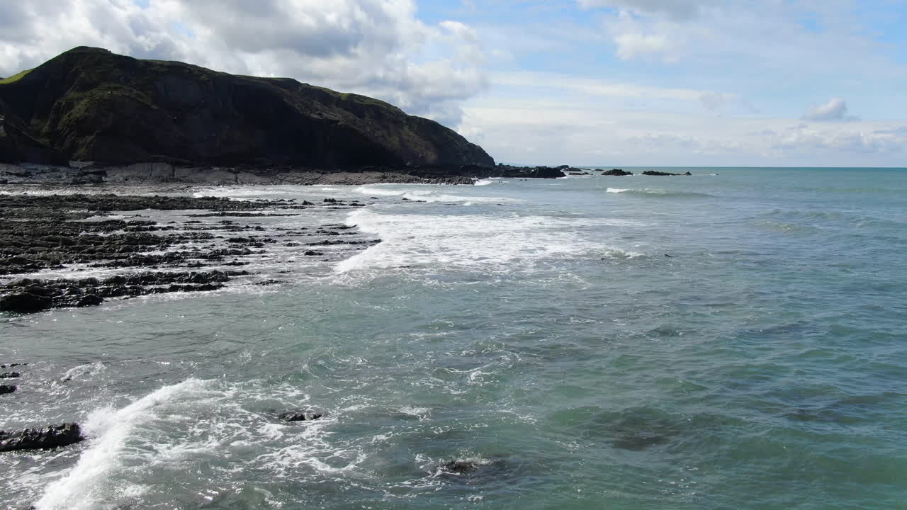 toma costera aérea en inglaterra de las olas en el mar en spekes mill beach en devon