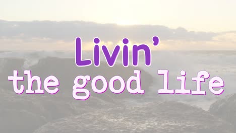 Animation-Der-Worte-„Livin&#39;-The-Good-Life“,-Geschrieben-In-Lila-Und-Weiß,-über-Dem-Blick-Auf-Das-Meer-Bei-Sonnenuntergang