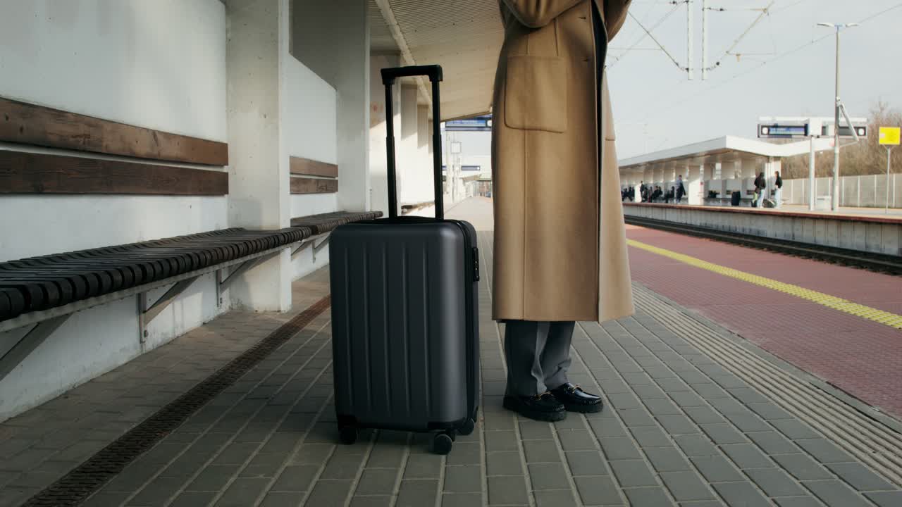 mujer en la estación de tren con una maleta