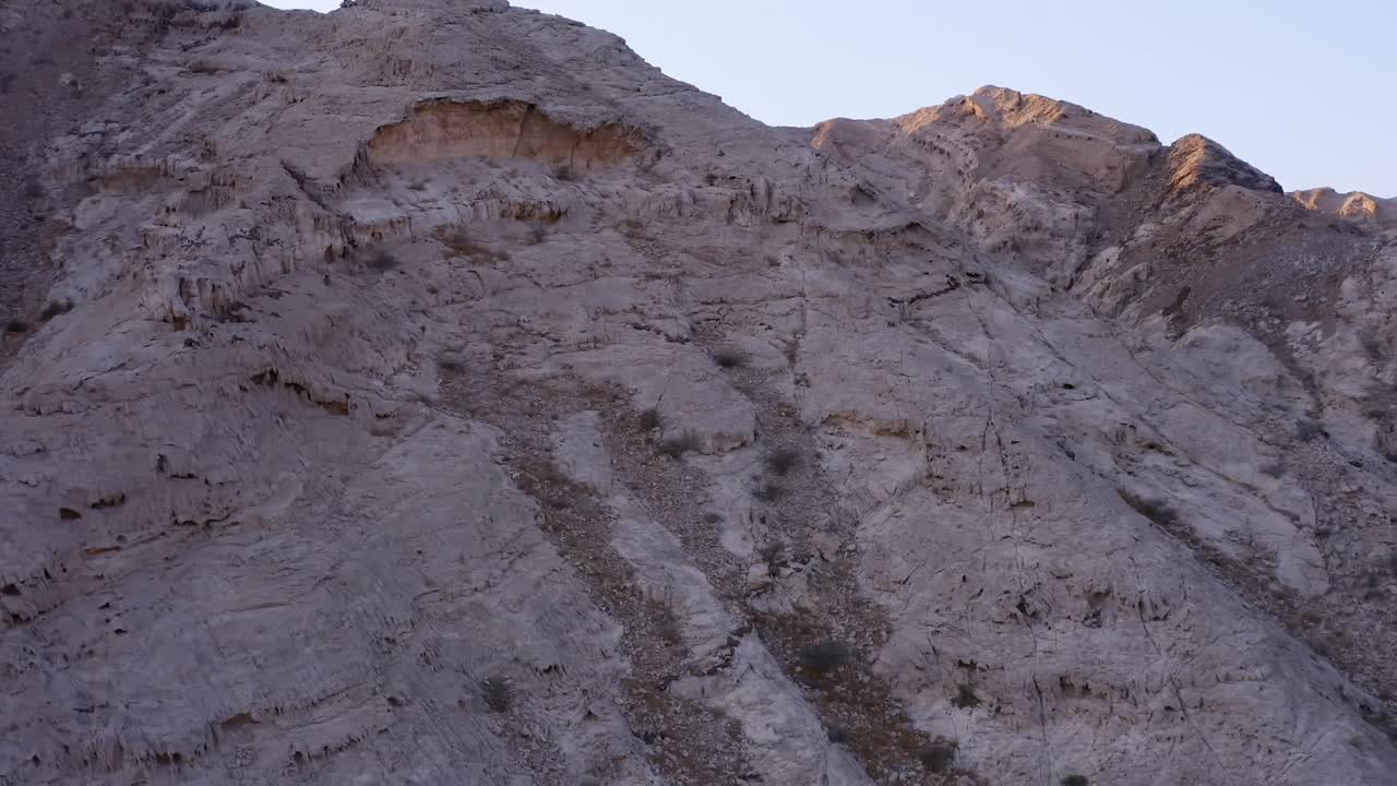 imágenes de drones en 4k, vista aérea de la meseta de rocas fósiles en el desierto de mleiha con ondas de arena, paisaje geológico de la esfinge en las dunas de arena del desierto en los emiratos árabes unidos, videos de drones