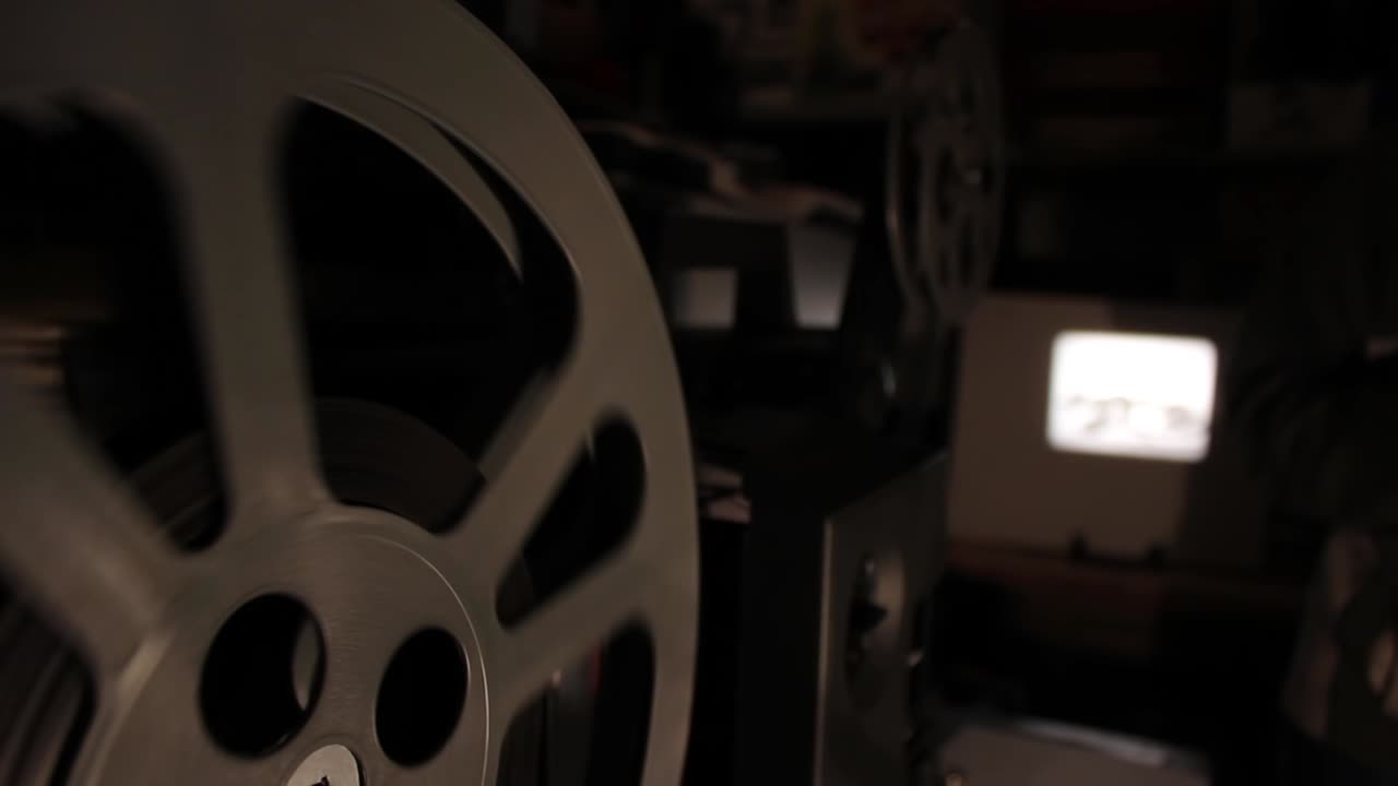 古い映画を上映中のヴィンテージ映写機のクローズアップ