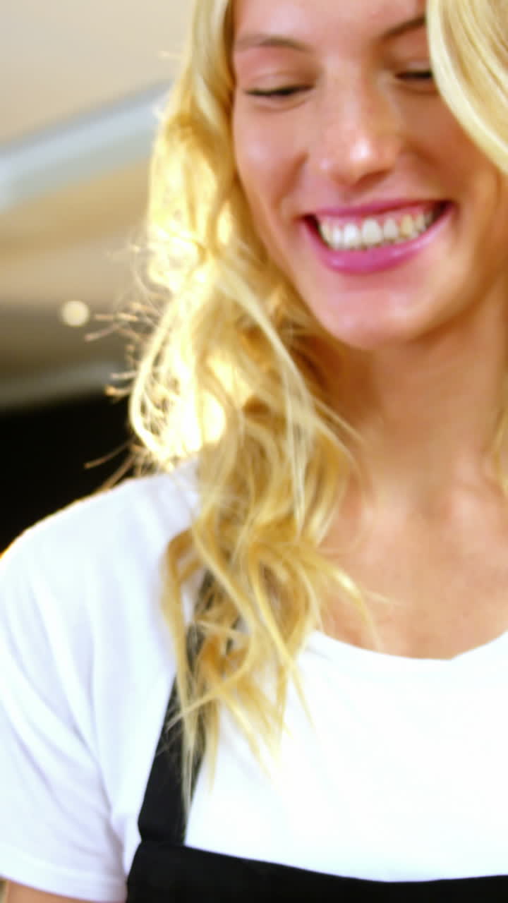 camarera arreglando pasteles en el mostrador