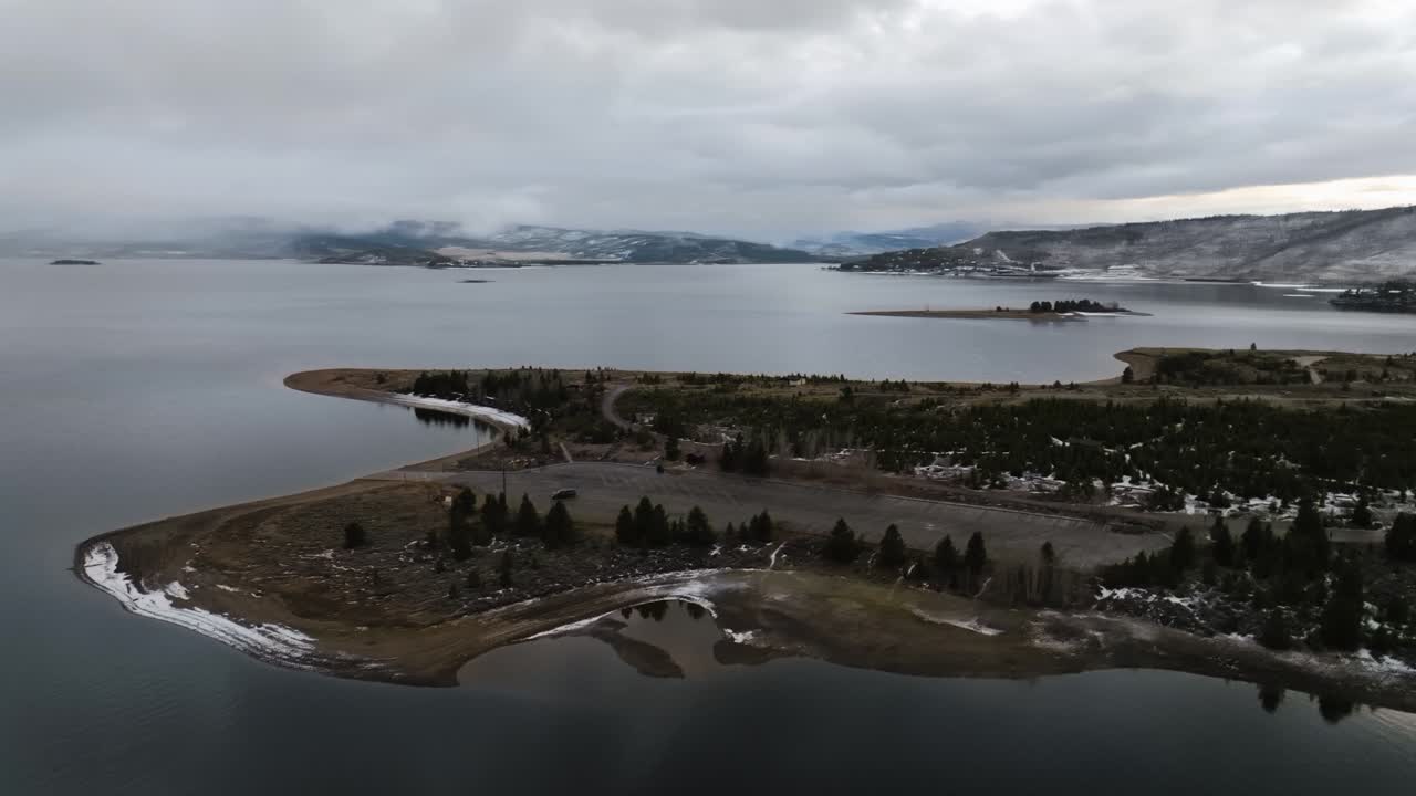 배경 에 산 들 이 있는 해 가 지는 동안 그란비 호수 의 드론