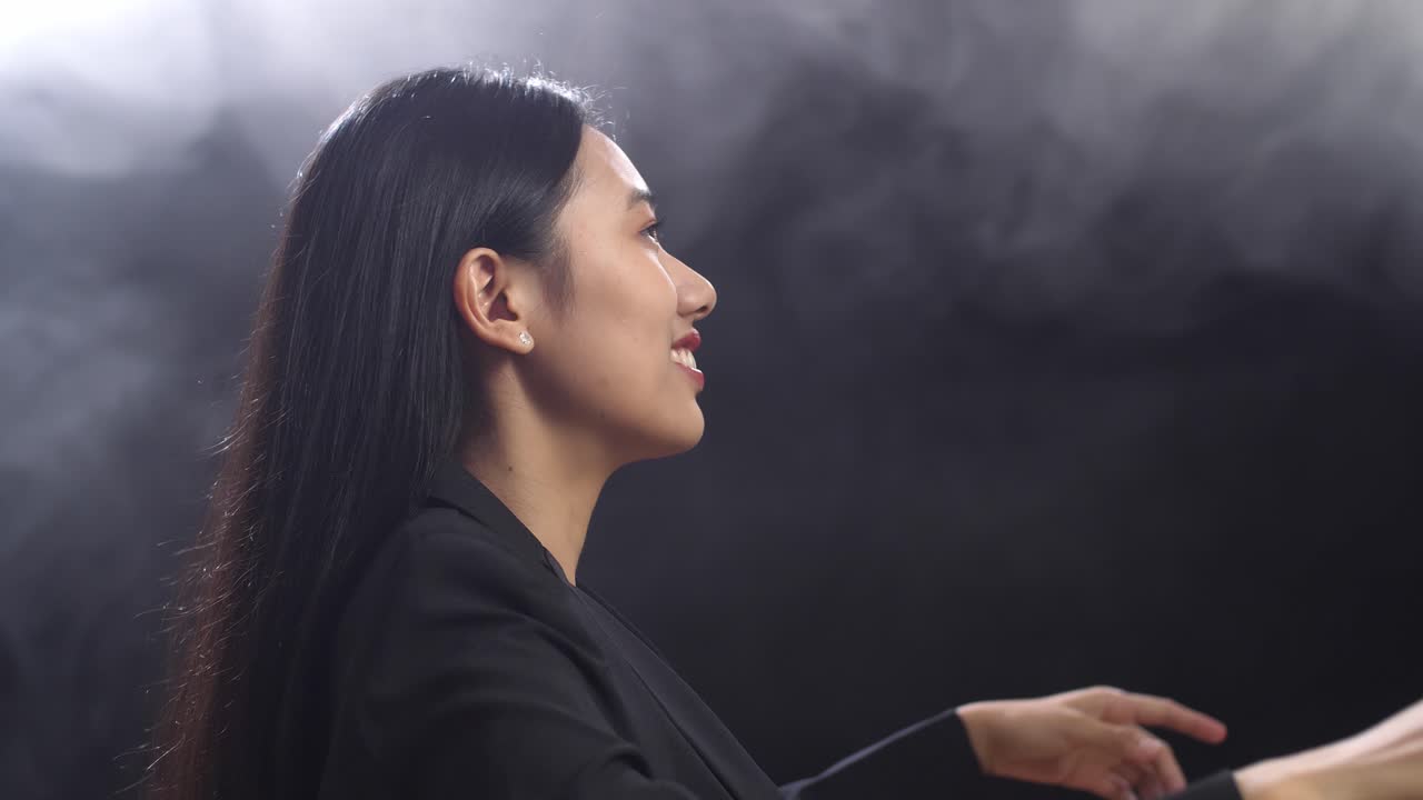 오케스트라를 지휘하는 여자