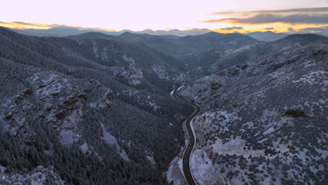 Denver-Colorado-Navidad-Primera-Nieve-Monte-Lindo-Memorial-Dorado-Atardecer-285-Autopista-Morrison-Conífera-Hojas-Perennes-Frente-Montañas-Rocosas-Aéreo-Cinematográfico-Drone-Movimiento-Hacia-Atrás-Lentamente