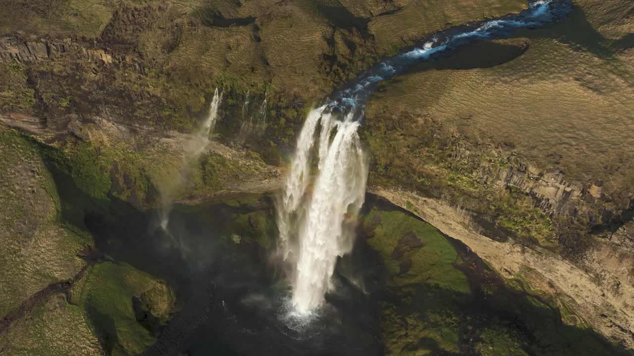 la famosa y pintoresca cascada de seljalandsfoss, en islandia